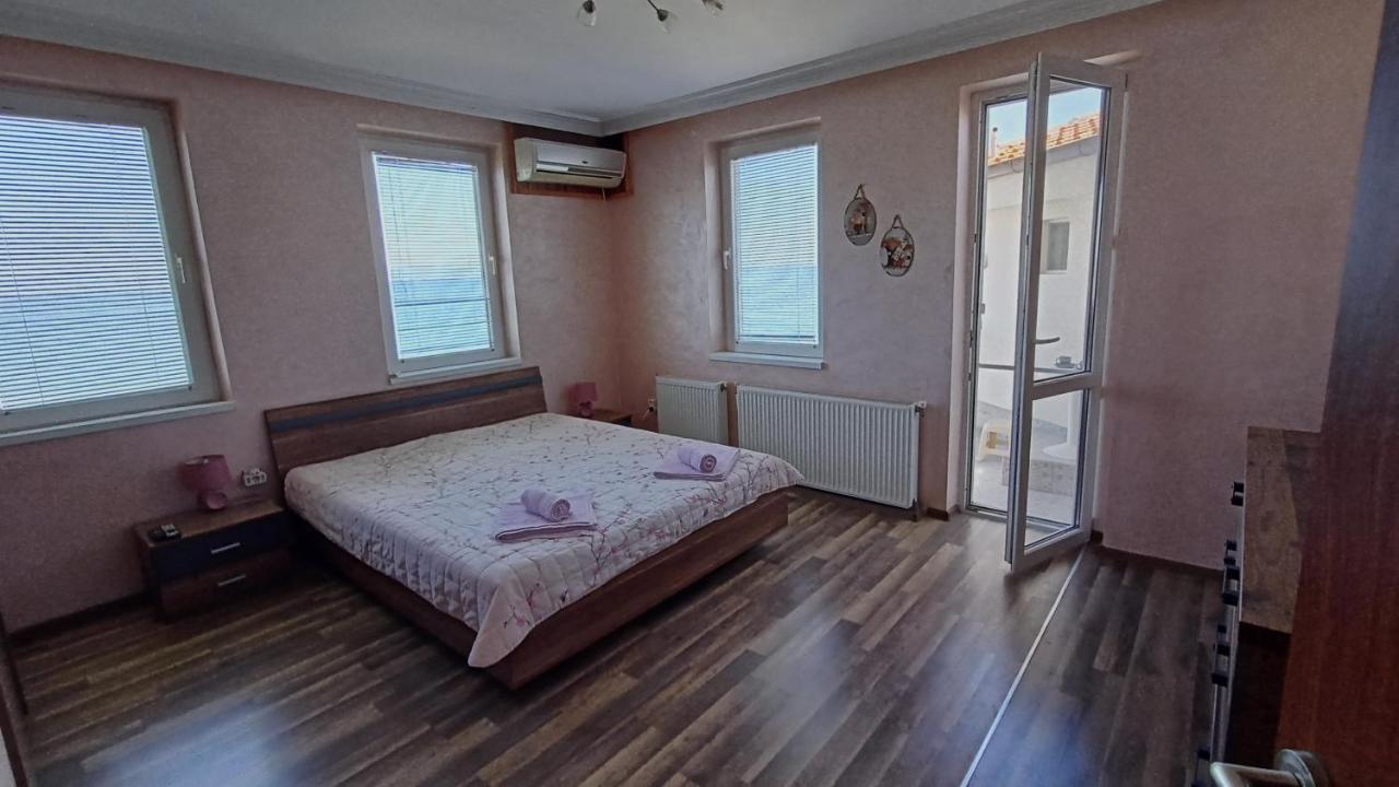 Nikolovi Home Apartments Pomorie Luaran gambar